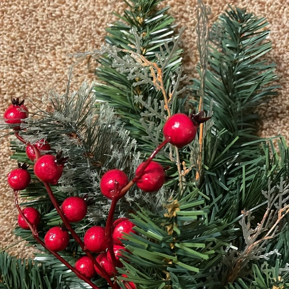 XL Chistmas Floral Green PINE SINGLE BRANCH SPRAY PICK WITH Berries - Picture 3 of 4